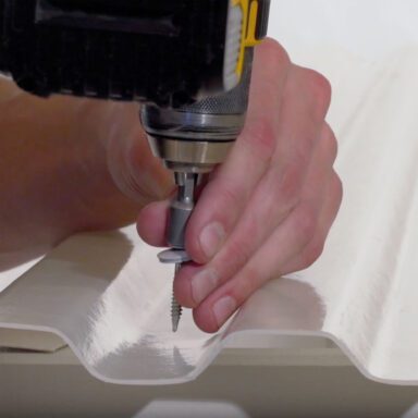 Monteres med medfølgende skruer.