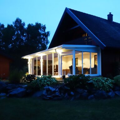 Hegestue hvid med kanalplasttak